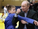 Председатель правительства РФ Владимир Путин показывает прием дзюдо юному спортсмену во время посещения Регионального центра дзюдо в здании Спортивного комплекса «Арена» в Кемерово. Фото: РИА Новости