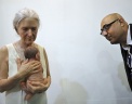 Посетитель смотрит на скульптуру художника Сэма Джинкса «Женщина и ребенок» на Индийской ярмарке искусства в Нью-Дели. Фото: AP