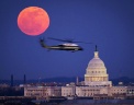 Вертолет морской пехоты США пролетает над вашингтонским Капитолием. Фото: AP