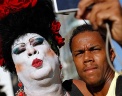 Прохожий фотографируется с участником карнавала в Рио-де-Жанейро. Фото: AP