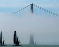 Парусная регата на фоне моста Золотые ворота в Сан-Франциско. Фото: АР