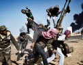 Выставка победителей самого престижного среди фотожурналистов конкурса World Press Photo 2012 открывается в арт-центре «Ветошный» в Москве.  На фото: Повстанцы в битве за город Рас-Лануф, Ливия, 11 марта. Фото: Юрий Козырев, Россия, Noor Images для Time