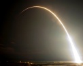 Старт ракеты-носителя Falcon 9 с грузовым кораблем Dragon, принадлежащим частной аэрокосмической компании SpaceX, с мыса Канаверал, США. По договору с НАСА, Dragon должен доставить груз на МКС, став таким образом первым частным космическим летательным аппаратом, который получил разрешение пристыковаться к Международной космической станции. Фото: АР