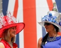 Знаменитые скачки в Аскоте славятся необычным разнообразием шляп. Фото: AP