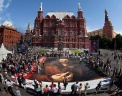 Жители Москвы собирают пазл «Автопортрета» Дюрера на Манежной площади в рамках открытия Года Германии в России. Фото: AP