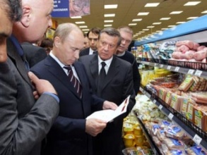 Владимир Путин во время посещения супермаркета "Перекресток" в Москве. Фото: РИА Новости