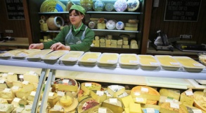Продажа сыров в супермаркете. Фото: РИА Новости