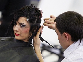 На новых правилах теперь должна основываться работа всех парикмахерских в РФ. Фото: РИА Новости