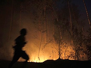 Пожары уже оставили без крова 2,2 тысяч россиян, сгорело почти 1,9 тысячи домов, 34 человека погибли. Фото: АР