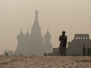 Москва в удушливой дымке: ни людей, ни начальства. Фото: РИА Новости