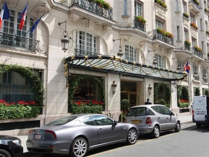 Судя по заполняемости парижских отелей класса люкс, кризис миновал. Отель Bristol. Фото: AP