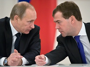 «Кто бы из двух политиков, Путин или Медведев, ни стал президентом в 2012 году, прогресс, вероятно, будет медленным». Фото: РИА Новости