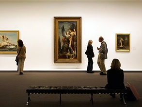 Рассматривая экспозицию, посетители музея не подозревают, что сами являются своего рода экспонатами. Фото: АР