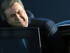 Виктор Янукович заинтересован в том, чтобы крупный бизнес, который помог ему прийти к власти, не влиял на его решения. Фото: AP