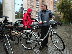 Лидер «Яблока» Сергей Митрохин приехал в Мосгорсуд на велосипеде. Фото: РИА Новости