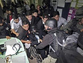 Президент Эквадора снизил довольствие полицейским. Полиция захватила Рафаэля Корреа в заложники. Фото: AP