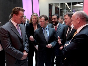 Дмитрий Медведев буквально на пальцах объяснил Арнольду Шварценеггеру, как будет функционировать «Сколково».  Фото: РИА Новости
