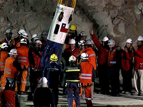 Капсула «Феникс» подняла на поверхность первого шахтера. Фото: АР