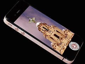 Британский ювелир Стюарт Хьюз создал iPhone 4 Diamond Rose стоимостью в 5 млн фунтов стерлингов. Фото: stuarthughes.com