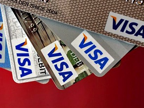 Райффайзенбанк начал выпускать все банковские карты международной платежной системы Visa с чипом. Фото: AP