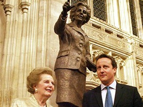 Как и нынешний глава кабинета консерватор Дэвид Кэмерон, Маргарет Тэтчер в свое время начала с того, что объявила о массированном сокращении бюджетных расходов на фоне глубокого экономического спада, безработицы и госдефицита. Фото: AP