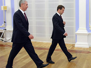 Медведев и Собянин шагают в ногу со временем. Фото: AP