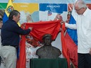 Подарок  Владимира Путина — бронзовый бюст Уго Чавеса. Фото: rosneft.ru