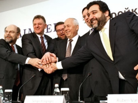 Участники трехсторонней встречи. Фото: media.daimler.com
