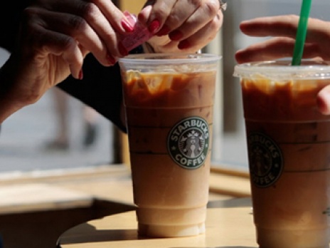 Возможно, Starbucks придется потесниться под напором McCafe. Фото: AFP