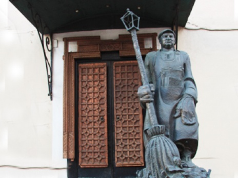 Памятник Юрию Лужкову в Музее современного искусства в Москве. Фото: Евгения Мангутова/BFM.ru