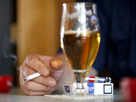 Немцев ждет рост цен на сигареты. Фото: АР