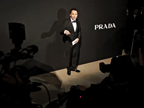 Компания, известная своими сумками Prada и яркими платьями Miu Miu, подала заявку еще в середине этой недели с целью летом начать торги своими бумагами. Фото: AP