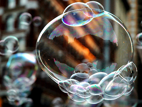 То, что пузыри лопнут, было ожидаемо. Но отчего именно сейчас и почему так сильно? Фото: LarimdaME/flickr.com