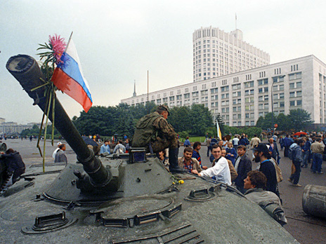 Защитники «Белого дома» прикрепили цветы к орудийному стволу одного из танков, введенных в Москву 19 августа 1991 года в связи с объявлением членами ГКЧП чрезвычайного положения. Фото: РИА Новости