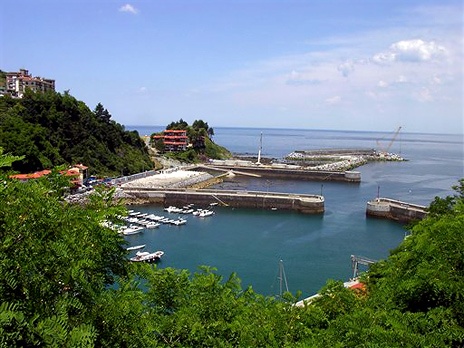 В этой живописной бухте Мутрику на севере Испании работает первая в мире коммерческая волновая электростанция. Фото: AP