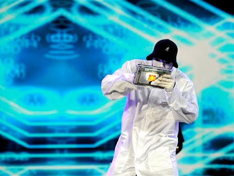 Участник танцевального коллектива JabbaWockeeZ «представляет» устройство на базе платформы Snapdragon от компании Qualcomm на CES-2012 в Лас-Вегасе. Фото: AP