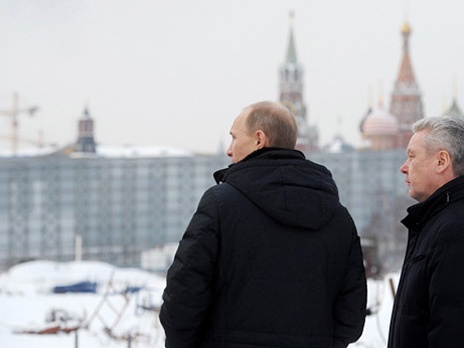 Председатель правительства РФ Владимир Путин и мэр Москвы Сергей Собянин (слева направо) осматривают строительную площадку, где раньше располагалась гостиница «Россия». Фото: РИА Новости