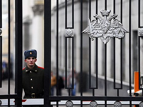 У здания подконтрольной Минобороны РФ компании ОАО «Оборонсервис» на Знаменке. Фото: ИТАР-ТАСС