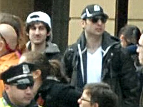 На фотографиях ФБР двое подозреваемых, которых разыскивают для допроса в связи со взрывами на Бостонском марафоне. Фото: fbi.gov