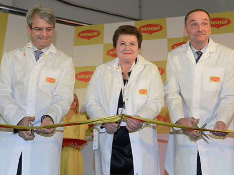 Исполнительный вице-президент Nestle по Европе Лоран Фрекс, губернатор Владимирской области Светлана Орлова и посол Швейцарии в Российской Федерации Пьер Хельг (слева направо) на открытии фабрики по производству кулинарной продукции Maggie компании Nestle в Вязниковском районе Владимирской области. Фото: РИА Новости