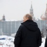 Председатель правительства РФ Владимир Путин и мэр Москвы Сергей Собянин (слева направо) осматривают строительную площадку, где раньше располагалась гостиница «Россия». Фото: РИА Новости