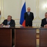 Премьер Владимир Путин присутствует на церемонии подписания пакета документов между «Роснефтью» и ExxonMobil в резиденции Ново-Огарево. На первом плане президент «Роснефти» Эдуард Худайнатов и президент ExxonMobil Рекс Тиллерсон. Фото: РИА Новости