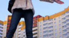 Девушка и новостройки. Фото: PhotoXPress