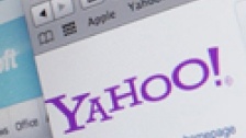 Сайтам газет сложно продавать рекламу из-за рекламных сетей Google  и Yahoo. Фото: AFP
