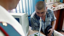 Общий совет от наркологов всем водителям: иметь свой личный алкотестер или вообще никогда не пить. Фото: РИА Новости