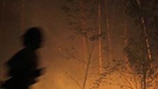 Пожары уже оставили без крова 2,2 тысяч россиян, сгорело почти 1,9 тысячи домов, 34 человека погибли. Фото: АР