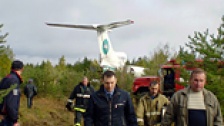 Ту-154 авиакомпании АЛРОСА, прорубив просеку в лесу, без жертв и практически без повреждений приземлился на заброшенном аэродроме в Коми. Зрелище было не для слабонервных, рассказывают очевидцы. Фото: РИА Новости
