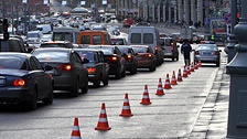 Запрет на парковку автомобилей на Тверской улице вызвал недовольство  водителей и владельцев торговых точек. Фото: РИА Новости