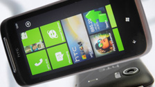 В смартфонах всех производителей интерфейс WP 7 выглядит практически одинаково. Фото: Григорий Собченко/BFM.ru
