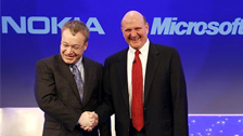 Глава Nokia Стивен Элоп и глава Microsoft Стив Балмер в феврале 2011 года объявили о стратегическом партнерстве. Фото: AP